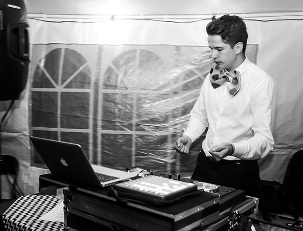 Wedding DJ Aaron - Melbourne Djs - Disc Jockey